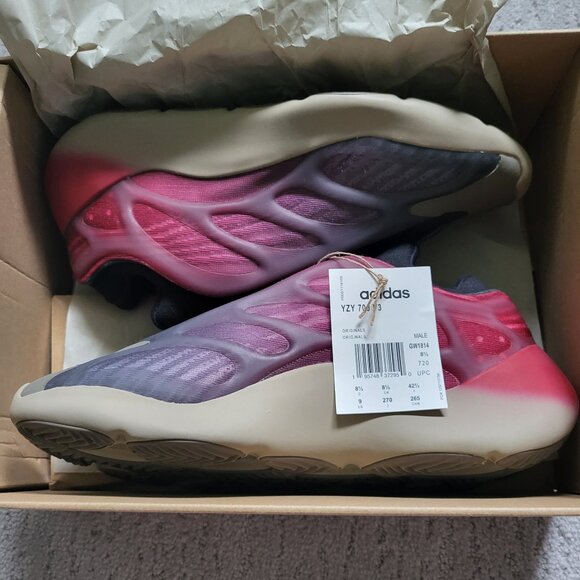 Size 9 - Adidas Yeezy 700 V3 Fade Carbon - GW1814 - AUTHENTIC NEW!! - Picture 2 of 8